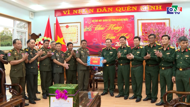 Tiểu khu qu&acirc;n sự tỉnh Ratanakiri (Campuchia) thăm, ch&uacute;c Tết Bộ Chỉ huy Qu&acirc;n sự tỉnh