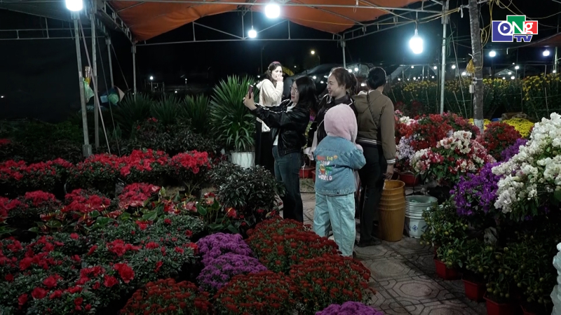 Rộn r&agrave;ng chợ hoa xu&acirc;n Kon Tum