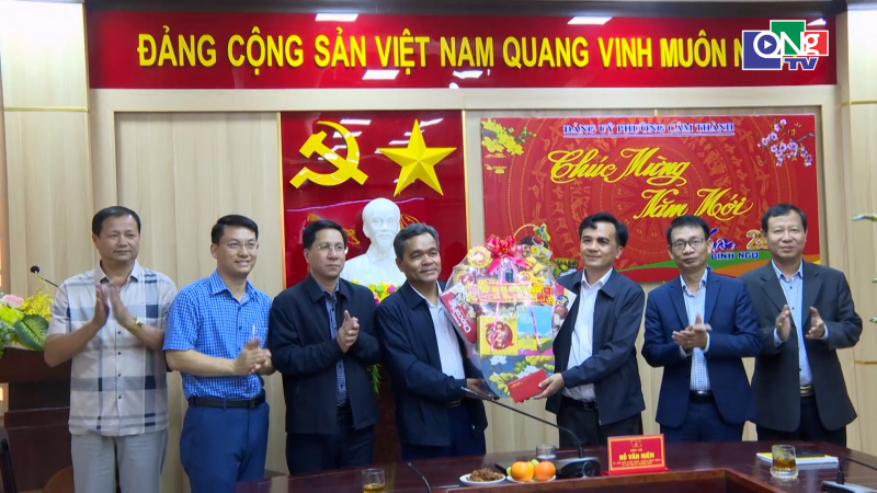 B&iacute; thư Tỉnh ủy Hồ Văn Ni&ecirc;n ch&uacute;c Tết một số địa phương