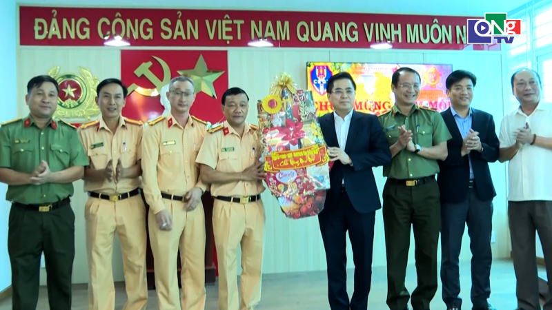 Chủ tịch UBND tỉnh Nguyễn Ho&agrave;ng Giang thăm, ch&uacute;c Tết c&aacute;c đơn vị