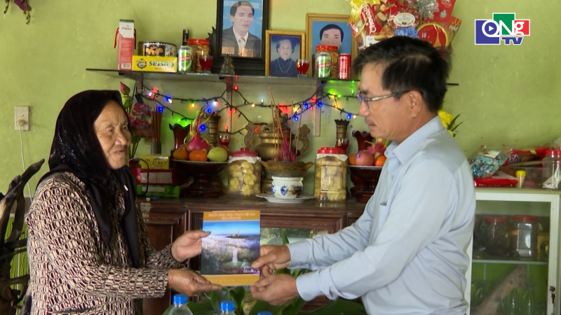 Thăm, ch&uacute;c Tết người c&oacute; c&ocirc;ng x&atilde; Minh Long