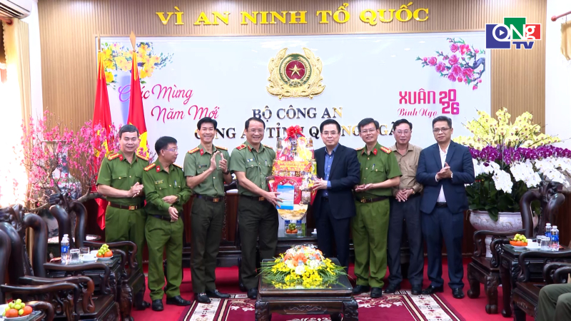 Chủ tịch UBND tỉnh thăm, ch&uacute;c Tết lực lượng vũ trang 