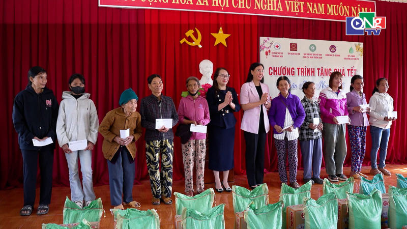 Ph&oacute; Trưởng Ban Tổ chức Trung ương B&ugrave;i Thị Quỳnh V&acirc;n trao qu&agrave; Tết tại x&atilde; B&igrave;nh Minh