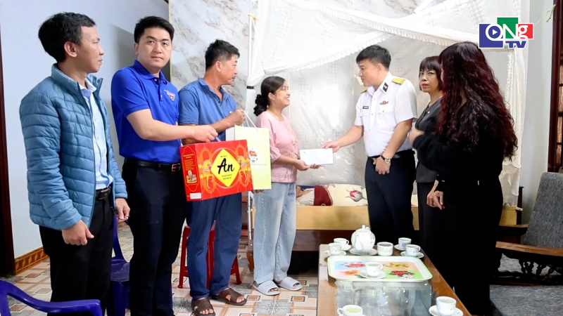 Thăm, tặng qu&agrave; Mẹ Việt Nam anh h&ugrave;ng v&agrave; người c&oacute; c&ocirc;ng với c&aacute;ch mạng