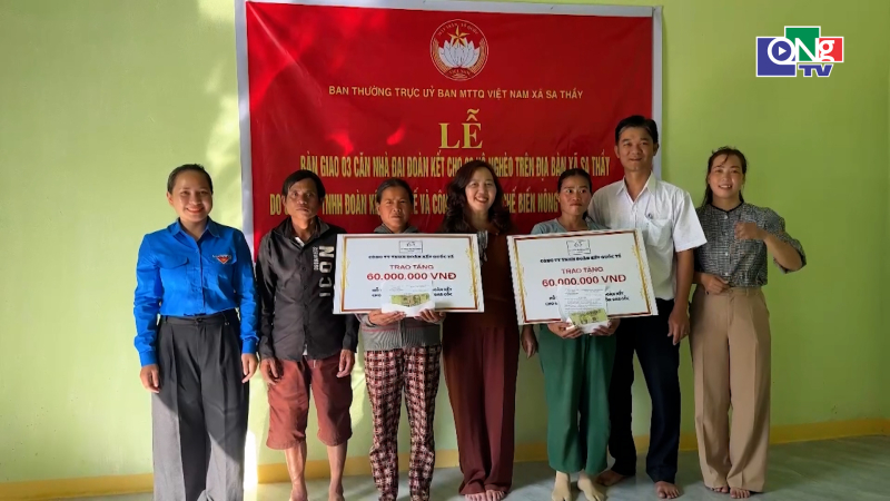 B&agrave;n giao 03 nh&agrave; đại đo&agrave;n kết cho người ngh&egrave;o x&atilde; Sa Thầy