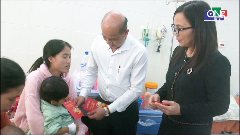 Tặng qu&agrave; cho trẻ em kh&oacute; khăn tại Bệnh viện Sản - Nhi tỉnh 