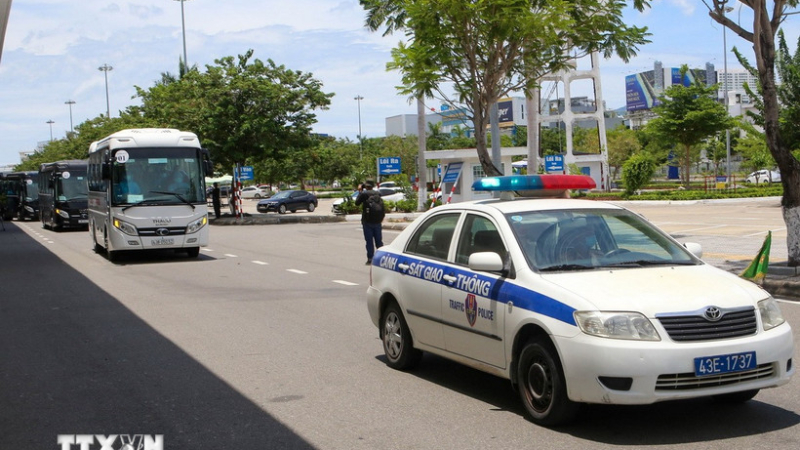 Cảnh s&aacute;t giao th&ocirc;ng sẽ dẫn đường, hỗ trợ c&aacute;c đo&agrave;n chở nh&acirc;n d&acirc;n về qu&ecirc; ăn Tết 