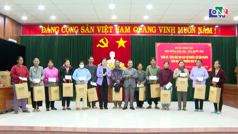 Ph&oacute; Chủ tịch Hội đồng D&acirc;n tộc của Quốc hội tặng qu&agrave; Tết tại phường Kon Tum