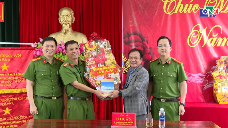 Thăm, ch&uacute;c Tết lực lượng C&ocirc;ng an khu vực ph&iacute;a T&acirc;y