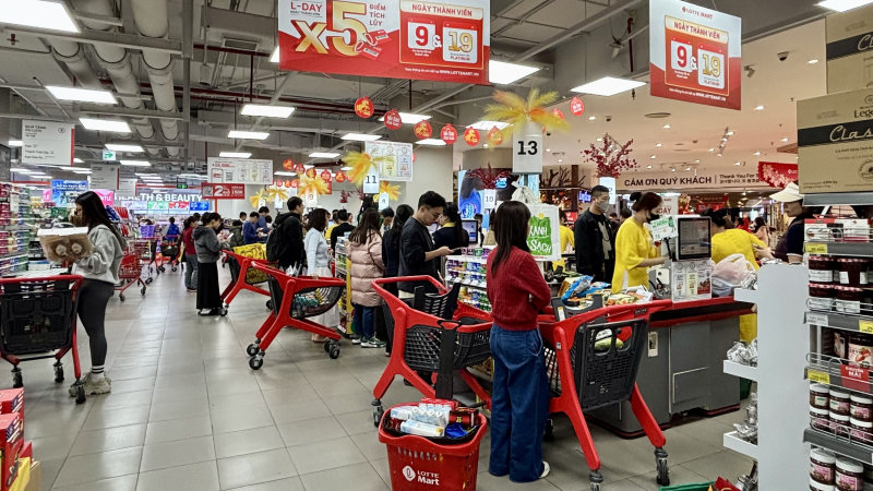 Người ti&ecirc;u d&ugrave;ng đổ x&ocirc; mua sắm ng&agrave;y cận Tết 
