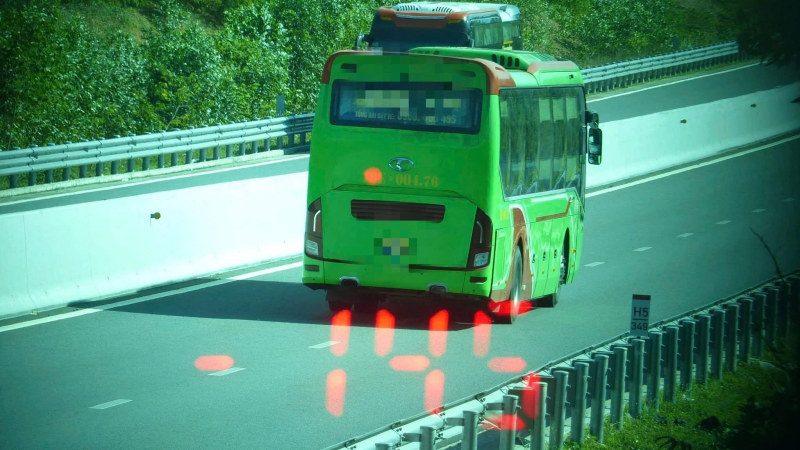 Gần 100 xe kh&aacute;ch vi phạm tốc độ tr&ecirc;n cao tốc 