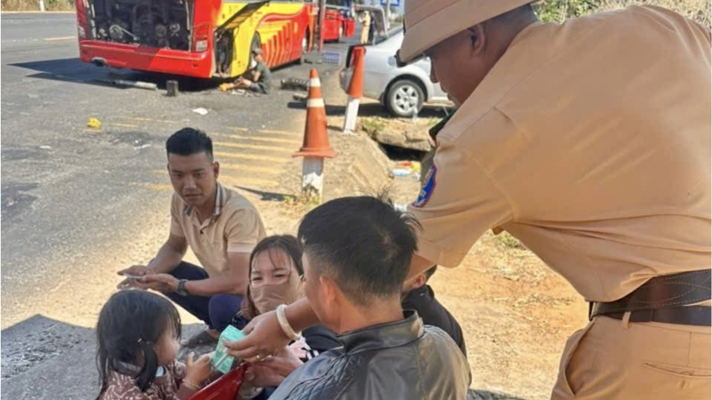 Cảnh s&aacute;t giao th&ocirc;ng Quảng Ng&atilde;i kịp thời hỗ trợ xe kh&aacute;ch 