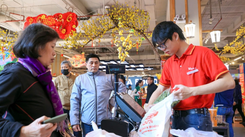 Người d&ugrave;ng sắm Tết sớm hơn mọi năm  