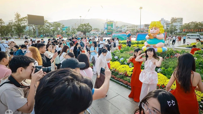 Đổ x&ocirc; check-in linh vật ngựa &ldquo;mặt cộc&rdquo; g&acirc;y b&atilde;o mạng ở phố biển Quy Nhơn