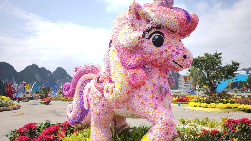 Ngựa hoa s&aacute;nh c&ugrave;ng tượng b&aacute;t m&atilde; b&ecirc;n bờ Vịnh Hạ Long