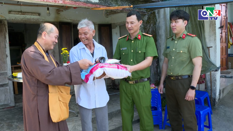 Trao qu&agrave; Tết cho gia đ&igrave;nh ngh&egrave;o