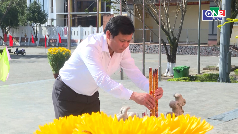 Viếng hương c&aacute;c anh h&ugrave;ng liệt sĩ dịp Tết