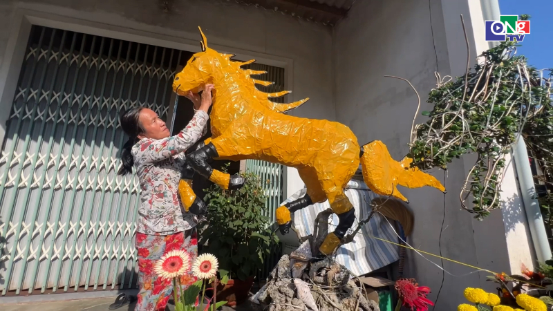 L&agrave;m linh vật ngựa trang tr&iacute; Tết