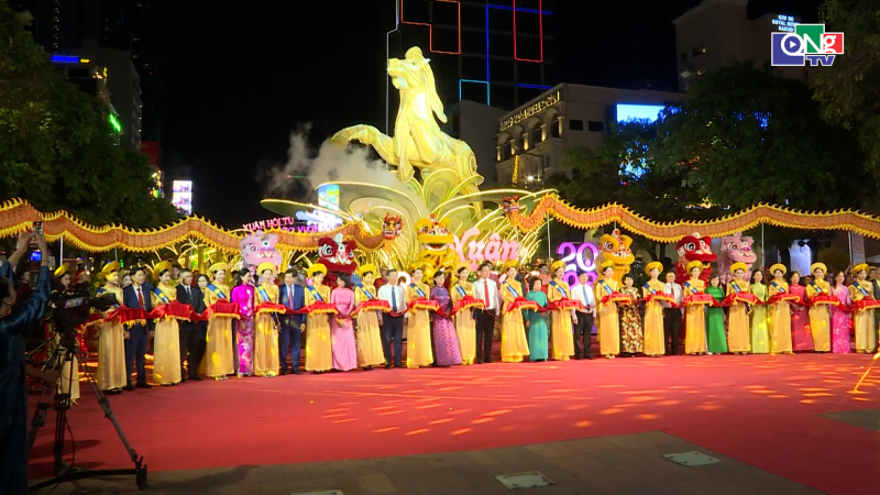 TP. Hồ Ch&iacute; Minh khai mạc đường hoa Nguyễn Huệ