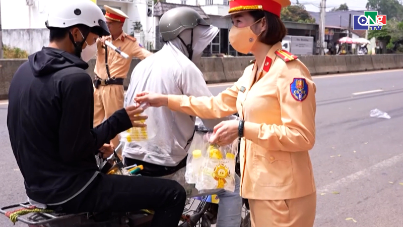 Cảnh s&aacute;t giao th&ocirc;ng T&acirc;y Ninh tiếp sức cho người d&acirc;n về qu&ecirc; đ&oacute;n Tết