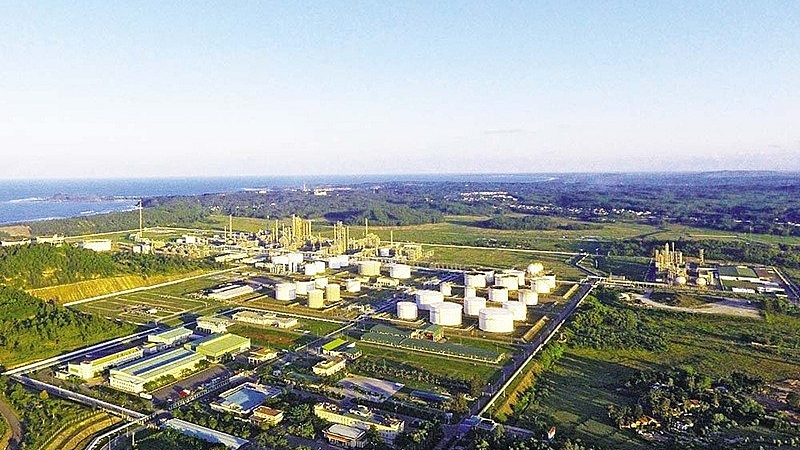 Trong bối cảnh kinh tế c&ograve;n nhiều th&aacute;ch thức, Quảng Ng&atilde;i chuyển mạnh từ 'quản l&yacute;' sang 'phục vụ, đồng h&agrave;nh v&agrave; kiến tạo', lấy Khu kinh tế Dung Quất l&agrave;m hạt nh&acirc;n, tập trung gỡ vướng mặt bằng, hạ tầng v&agrave; cải thiện m&ocirc;i trường đầu tư để đ&oacute;n d&ograve;ng vốn mới.