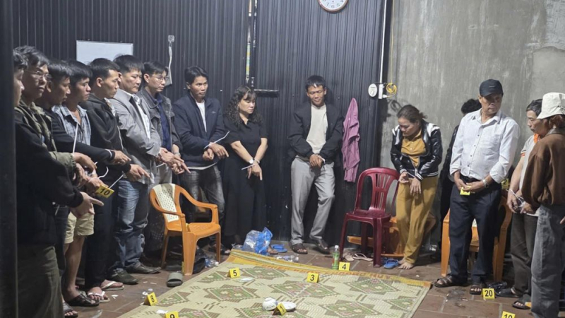 Một tụ điểm đ&aacute;nh bạc lớn bị triệt ph&aacute;, tạm giữ 16 đối tượng