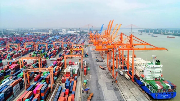 Cảng biển s&ocirc;i động xuất nhập khẩu đầu năm 