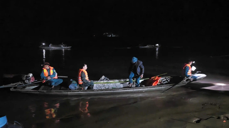 Xuy&ecirc;n đ&ecirc;m t&igrave;m người mất t&iacute;ch sau vụ lật đ&ograve; chở 7 người tr&ecirc;n s&ocirc;ng Gianh 