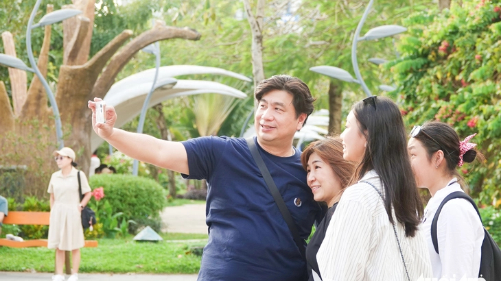 Kh&aacute;ch quốc tế m&ecirc; Tết Việt ở Ph&uacute; Quốc 