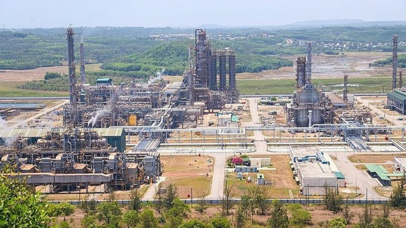 Doanh nghiệp ở Khu kinh tế Dung Quất đ&oacute;ng g&oacute;p tỷ trọng lớn v&agrave;o gi&aacute; trị sản xuất c&ocirc;ng nghiệp