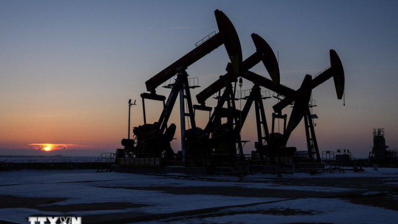 Gi&aacute; dầu tiến s&aacute;t mức cao nhất trong s&aacute;u th&aacute;ng 