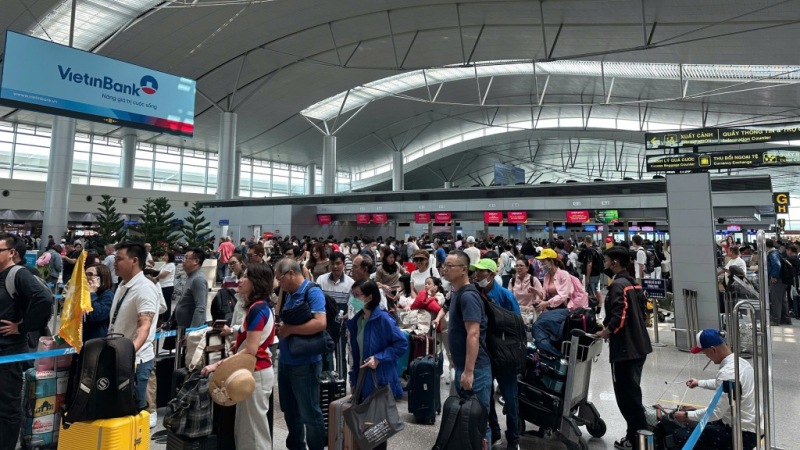 M&ugrave;ng 5 tết, s&acirc;n bay T&acirc;n Sơn Nhất phục vụ gần 170.000 kh&aacute;ch, giao th&ocirc;ng "n&oacute;ng" trở lại 