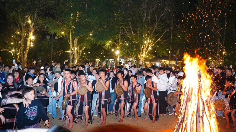 Đ&ecirc;m hội cồng chi&ecirc;ng Măng Đen h&uacute;t h&agrave;ng ng&agrave;n du kh&aacute;ch 