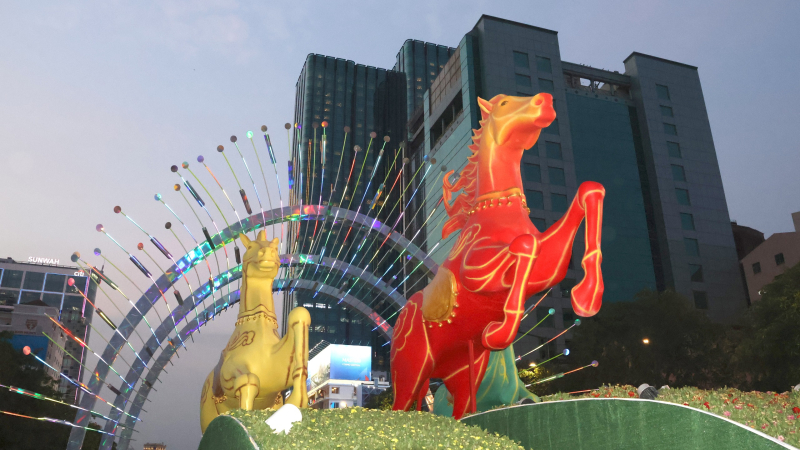 Đường hoa Nguyễn Huệ giữ đại cảnh ngựa đến th&aacute;ng 3