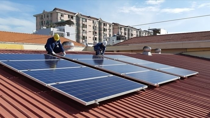 Quảng Ng&atilde;i phấn đấu c&oacute; 50% c&aacute;c t&ograve;a nh&agrave; c&ocirc;ng sở sử dụng điện mặt trời m&aacute;i nh&agrave; 