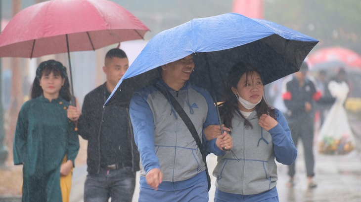 Bắc Bộ mưa ph&ugrave;n, Nam Bộ nắng n&oacute;ng 