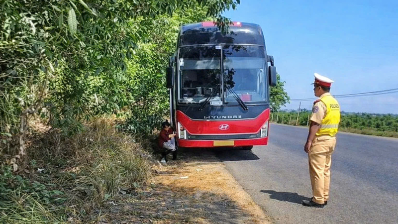 Chở qu&aacute; số người quy định, xe kh&aacute;ch bị xử phạt 120 triệu đồng