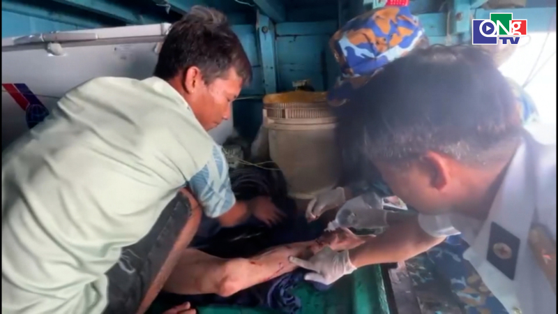Qu&acirc;n y nh&agrave; gi&agrave;n cấp cứu ngư d&acirc;n bị nạn tr&ecirc;n biển