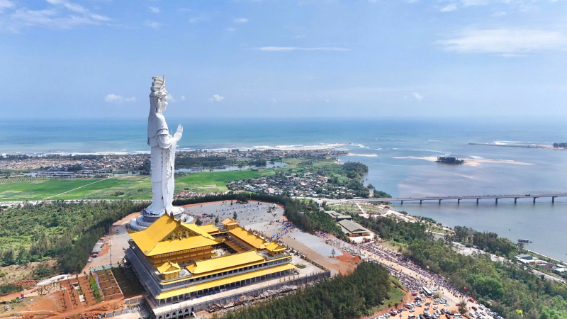 Tượng phật Quan &Acirc;m cao nhất Đ&ocirc;ng Nam &Aacute; tại Quảng Ng&atilde;i thu h&uacute;t du kh&aacute;ch