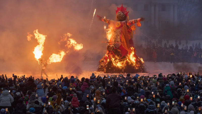 Người Nga tạm biệt m&ugrave;a đ&ocirc;ng lạnh gi&aacute; 