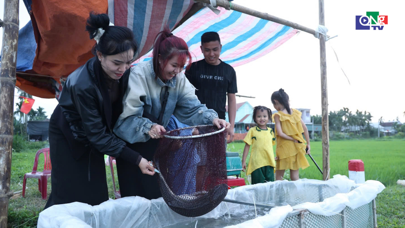 Tết rộn r&agrave;ng ở l&agrave;ng nu&ocirc;i c&aacute; ven s&ocirc;ng Tr&agrave; Kh&uacute;c