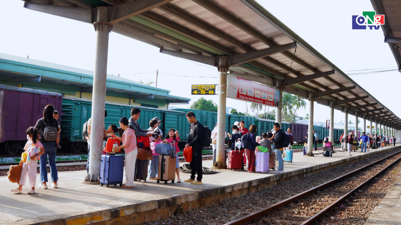 Nhộn nhịp rời Ga Quảng Ng&atilde;i sau Tết