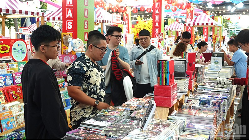 Đường s&aacute;ch Tết của TP. Hồ Ch&iacute; Minh đ&oacute;n hơn 1 triệu lượt kh&aacute;ch