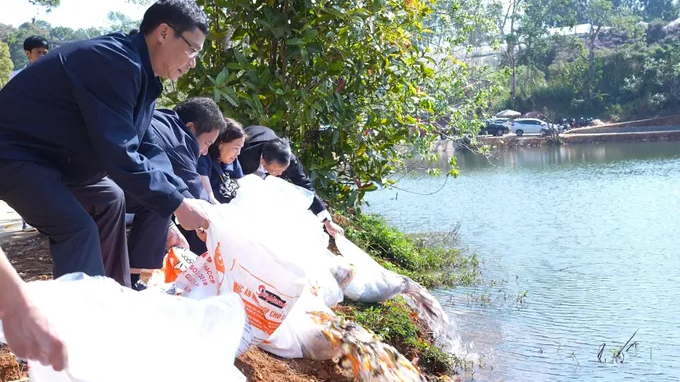 Thả c&aacute; lăng xuống hồ Đăk Ke tạo điểm nhấn du lịch sinh th&aacute;i Măng Đen