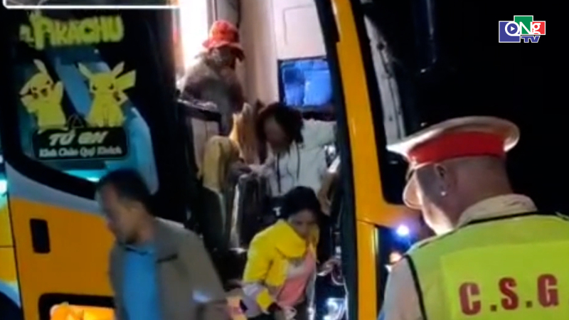 Ph&aacute;t hiện xe kh&aacute;ch chở vượt qu&aacute; 36 người tr&ecirc;n Quốc lộ 24