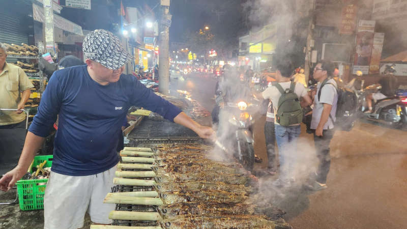 Phố c&aacute; l&oacute;c đỏ lửa xuy&ecirc;n đ&ecirc;m cho ng&agrave;y v&iacute;a Thần T&agrave;i