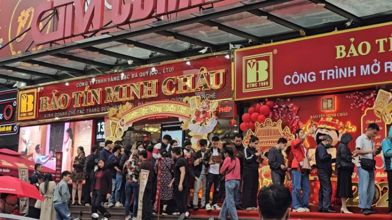 Xếp h&agrave;ng mua v&agrave;ng, bạc ng&agrave;y Thần T&agrave;i