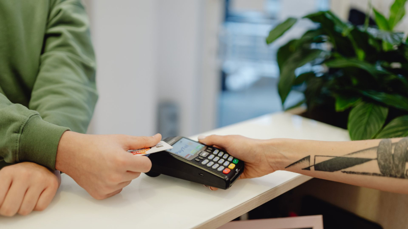 Cảnh gi&aacute;c thủ đoạn đ&aacute;nh tr&aacute;o chip thẻ ng&acirc;n h&agrave;ng 