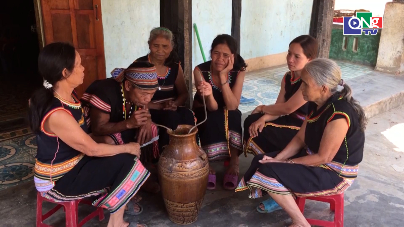 Độc đ&aacute;o sản phẩm rượu cần của người Ba Na ở T&acirc;y Quảng Ng&atilde;i