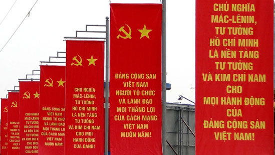 T&iacute;ch cực đấu tranh ph&ograve;ng, chống suy tho&aacute;i về tư tưởng, ch&iacute;nh trị, đạo đức, lối sống